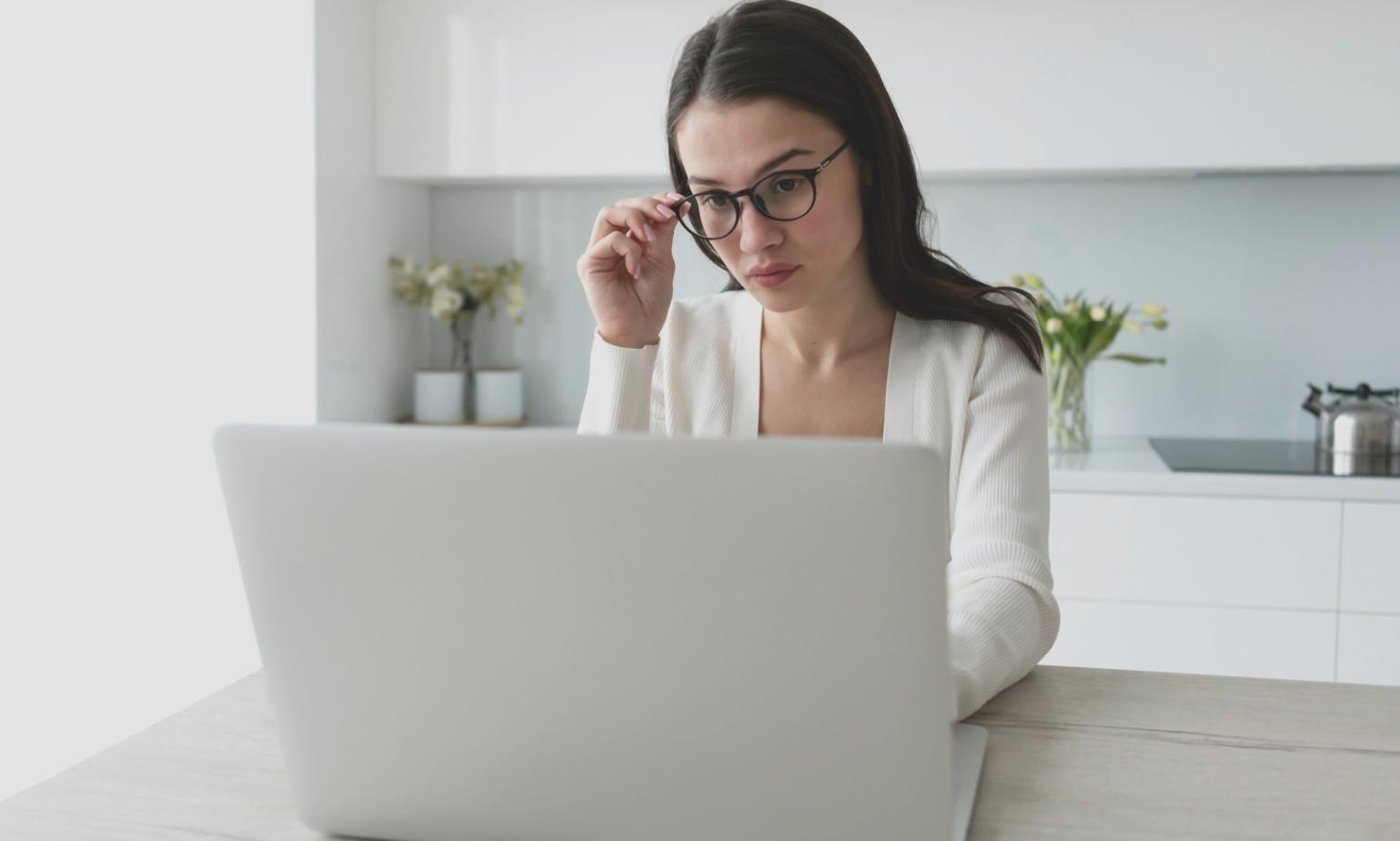 Analyse financière moderne avec graphiques et données